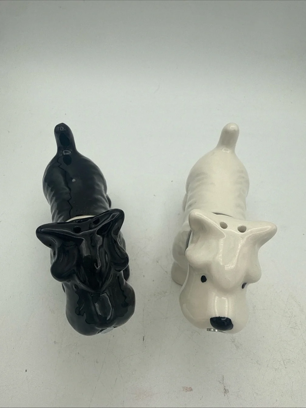 Kissing black & white Scottish Terriers Scotties ceramic Salt pepper shaker set